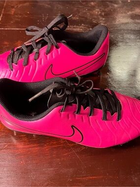 Nike kids Soccer Pink and Black Athletic Cleats 4 youth kids children's